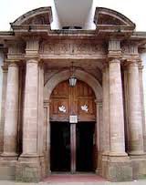 Fronton cortado - Frontón cortado. Aquél cuya parte superior está formada por dos cornisas oblicuas y una horizontal. Por lo común estos frontones están decorados por la parte superior con un motivo que remata.